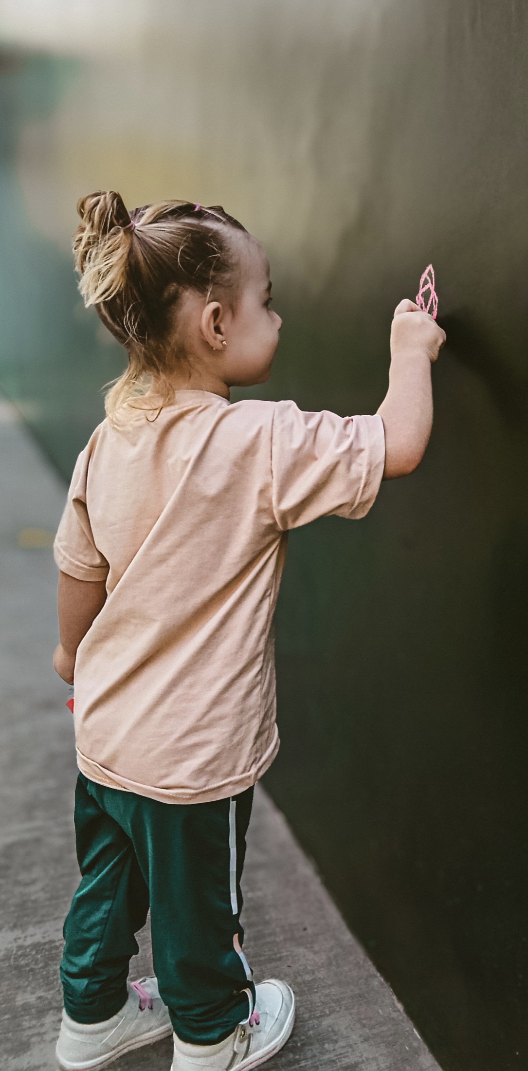 Detalhe de atividade na educação infantil, sem rosto de criança